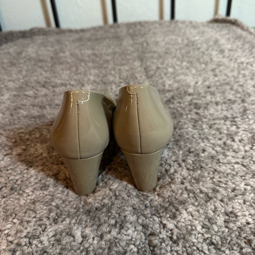 Lauren Ralph Lauren Beige Patent Leather Pumps Size 6 - Picture 3 of 10